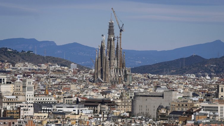 "Саграда Фамилия" достигна максималната си височина след повече от век