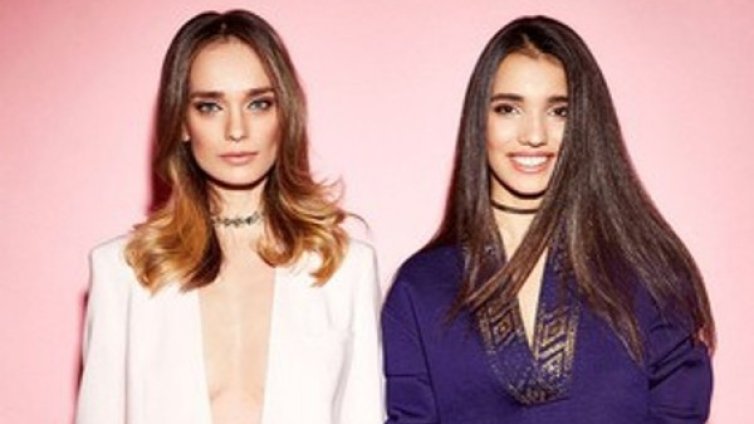 Ирена Милянкова краси календар с дъщеря си