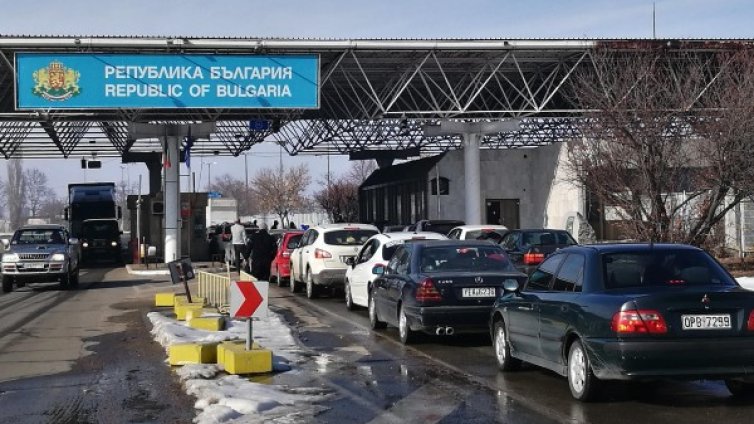 Евтино: Гърци зареждат наш бензин 