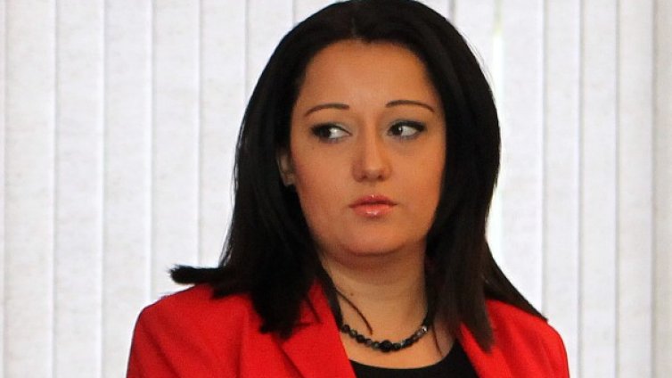 Павлова сметна: Поне 700 млн. годишно за ремонт на пътища