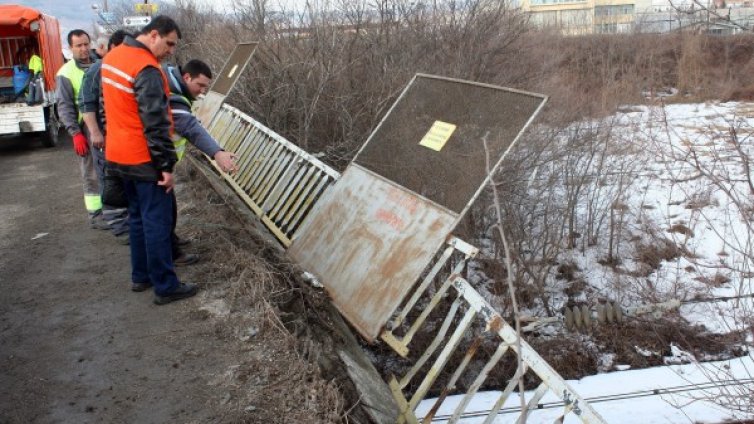 Обезопасиха моста в Шумен, махнаха парапета