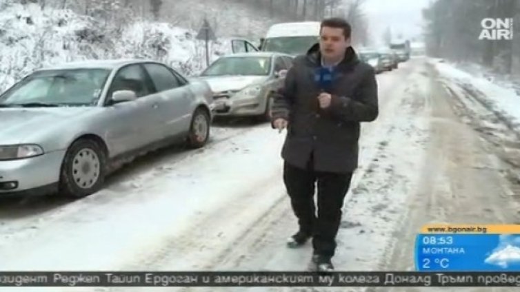 Шофьори аха да блокират "Хемус", снегът ги превари