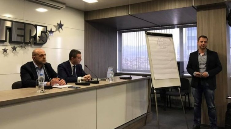 ГЕРБ и БСП в политсхватка: Колко струват обещанията?