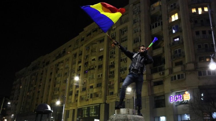 Протестите в Румъния не спират: Хиляди пак на улицата