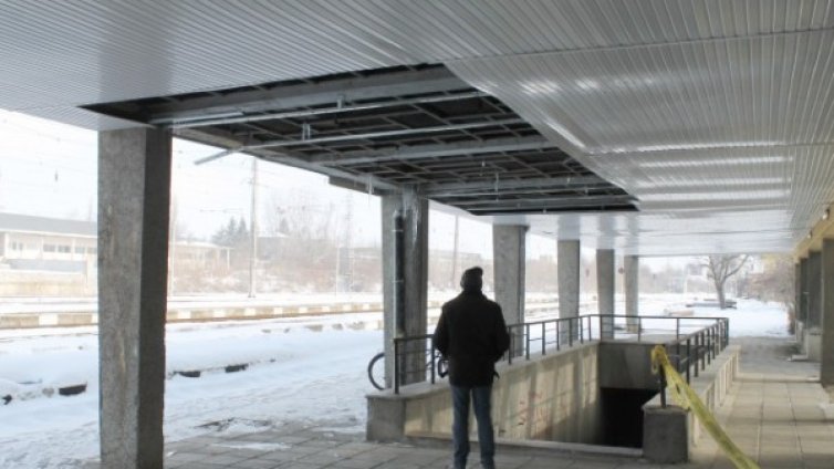 Пропадна таванът на на жп гарата в Търговище