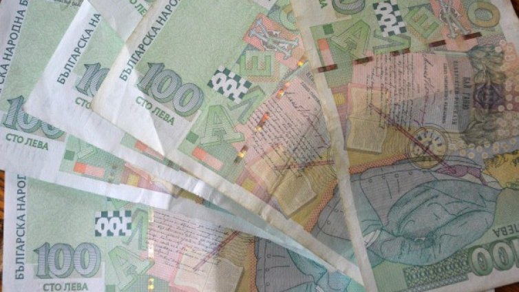 Баба изтегли от банка 40 бона, даде ги на ало апаши