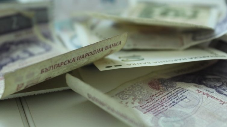 Шабла: Баба метна 5 бона през балкона за ало апаши