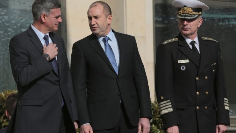 Пращат на прокурор обществени поръчки в отбраната