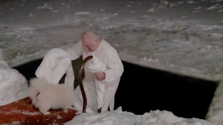  Лукашенко се топна в ледената вода за Богоявление, Умка нервно го пазеше ВИДЕО