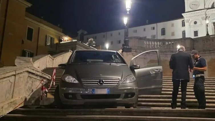 Мъж подкара колата си по Испанските стълби в Рим, объркал пътя ВИДЕО
