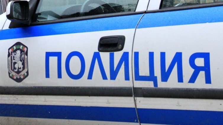 Екшън: Трима натискат жена в кола, спасила се със спрей