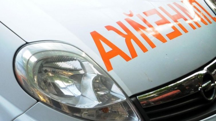 Кола се заби в камион на Е-79, загина млад мъж