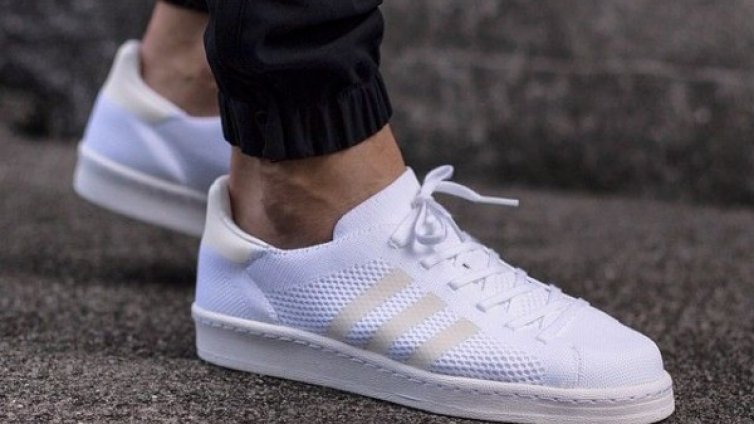 Как да почистваме белите маратонки?