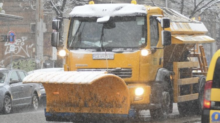 Снегорините пак излязоха: Разчистват, опесъчават&hellip;