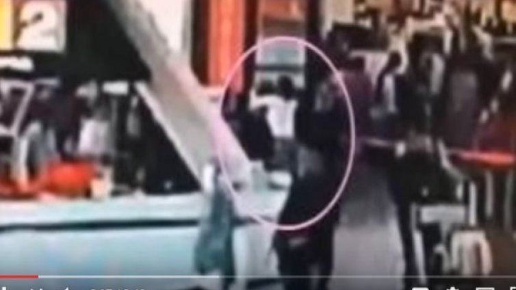 Камери заснели нападението срещу брата на Ким Чен Ун