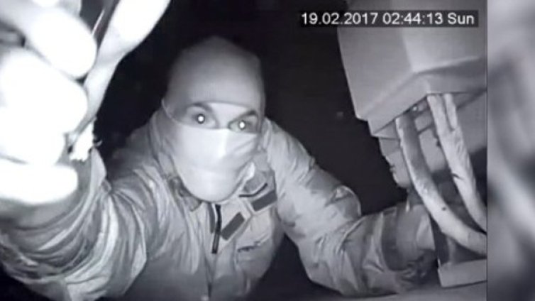 Наглост: Мъж краде охранителни камери на офис