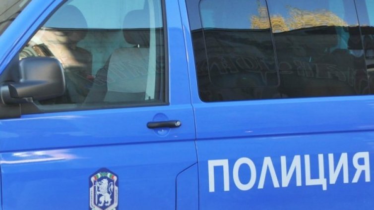 Баба нападна съпруга си с брадва и нож