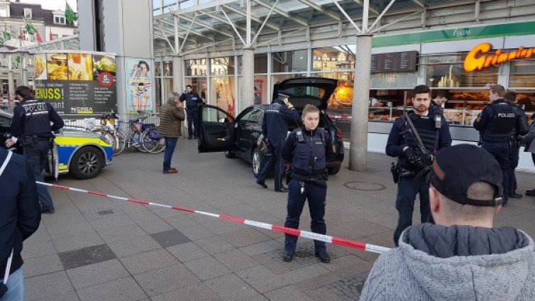 Кола се вряза в пешеходци в Германия, рани трима