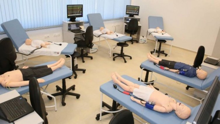 Роботи кихат и кашлят, студенти ги лекуват 