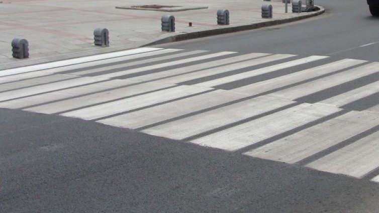 Блъснаха 16-годишно момиче на пешеходна пътека 