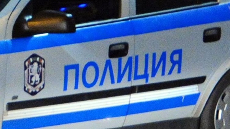 Спипаха 14 мигранти в бус край Монтана, натоварили ги в София