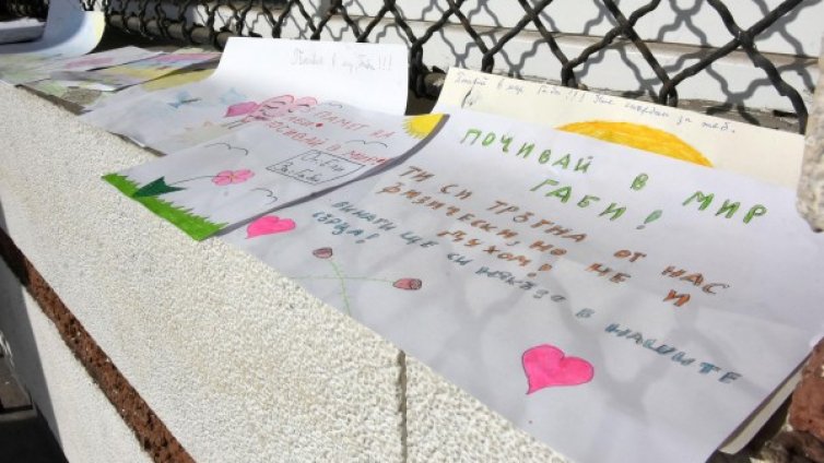 Деца отрупаха с цветя и играчки 52-ро в памет на Габи 