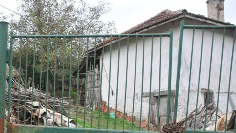 Маскирани пребиха и ограбиха дядо в Добричко