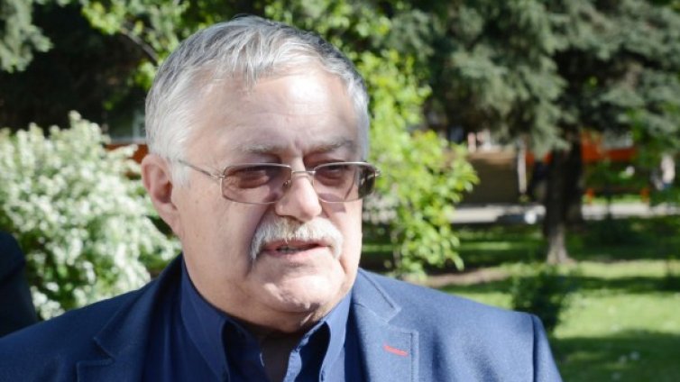 Директор, но за кратко: Проф. Пилософ  имал уговорка