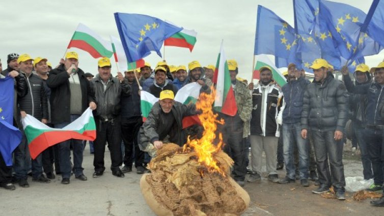 Фермери блокираха път, палиха бали с тютюн
