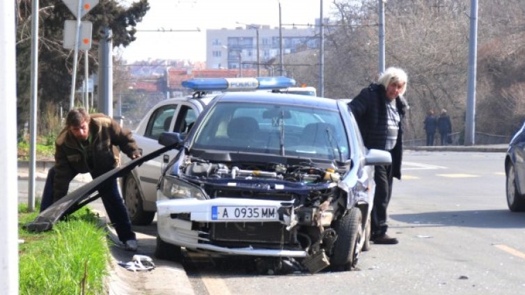 В Бургас: Лек автомобил се удари в автобус