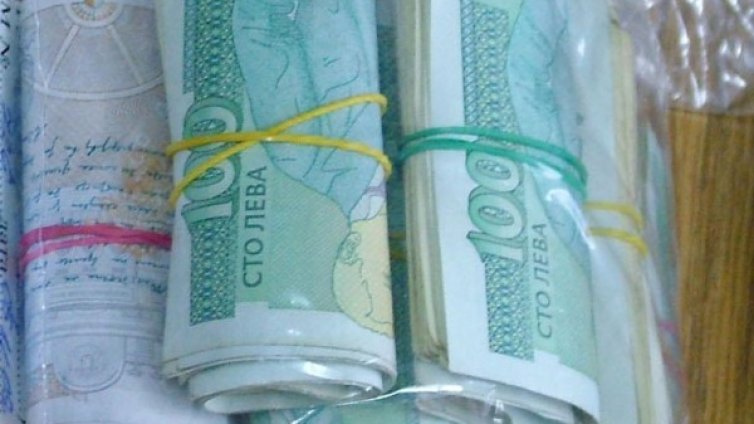 Провал! Съседка хвана метнати пари за ало апаши