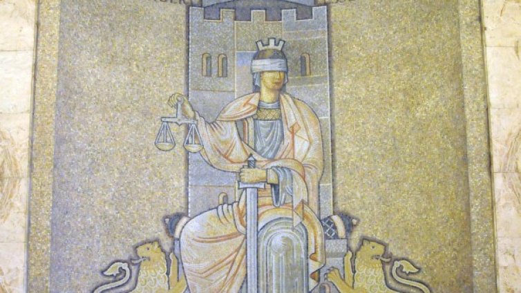 Глоба за общинар, казал на колега: А ба, ти постоянно си пиян, ба!