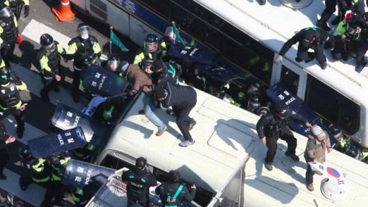 Двама демонстранти загинаха при инциденти в Южна Корея