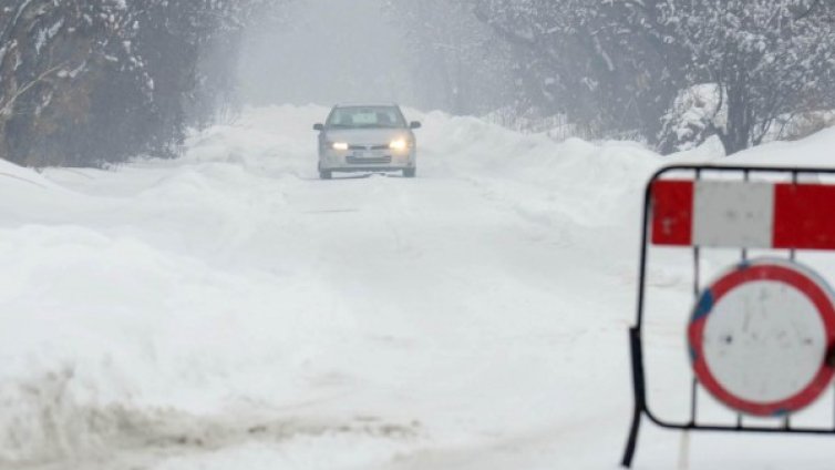 Зимата е още тук: Сняг затрудни движението в проходите