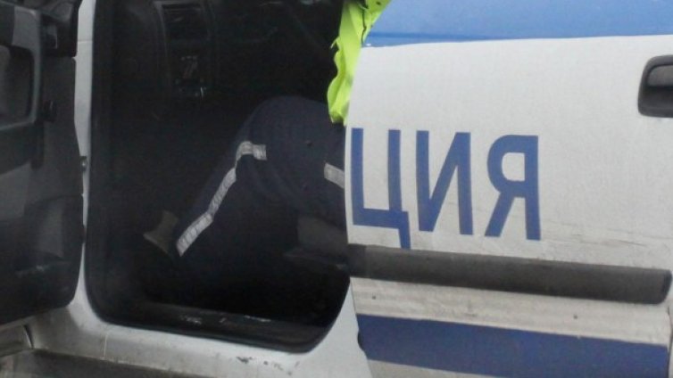 Пиян крадец подкара кола с дете в нея, задържаха го