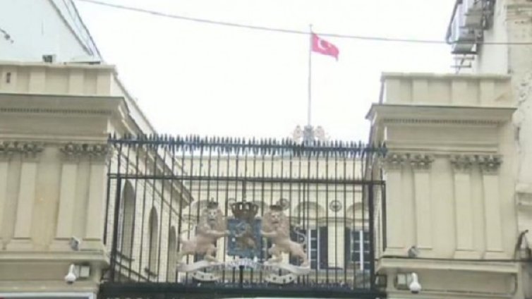 Протест в Истанбул: Смъкнаха холандския флаг от консулството