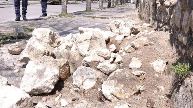 Част от сграда се срути в Шумен, няма пострадали