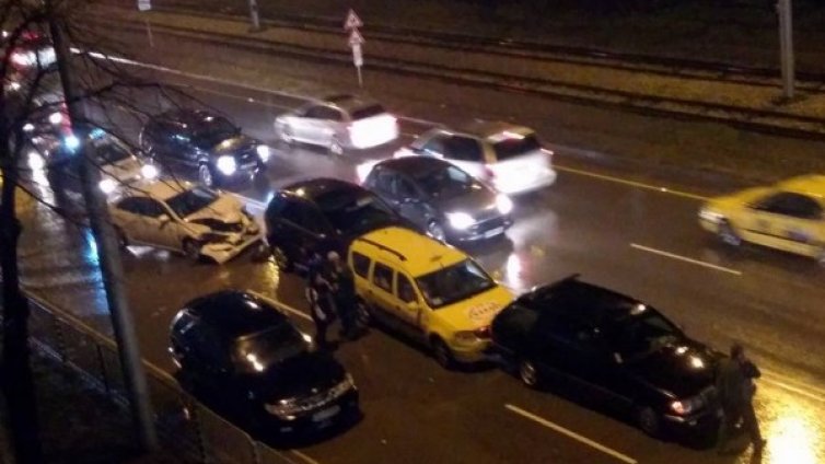 Полицай предизвика верижна катастрофа. На градус ли е бил?