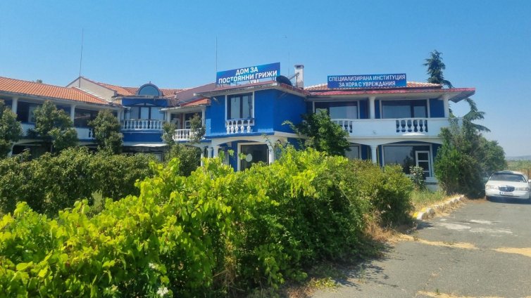 Бивши служители на хосписи на протест: Ужасно е, пациенти умират вързани