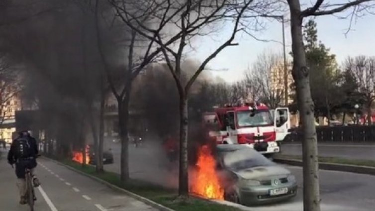 Четири коли в пламъци до Моста на влюбените край НДК