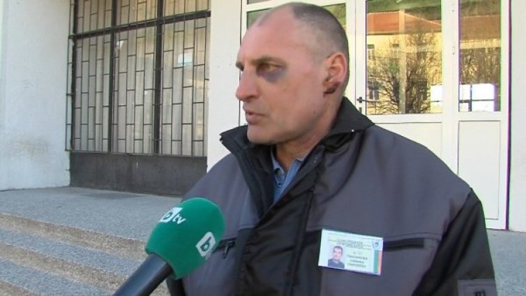 Пиян родител нахлу с нож в училище, нападна и охраната