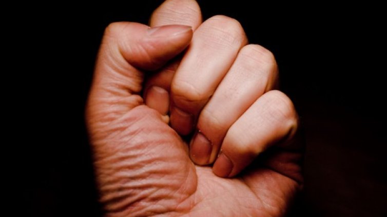 Мъж с три счупени ребра след скандал и побой