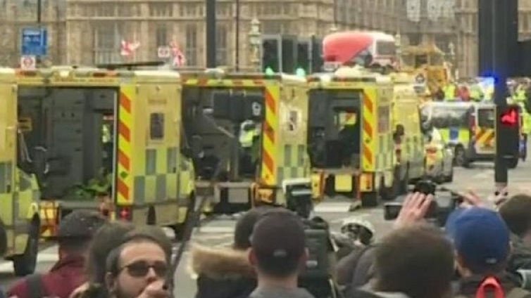 Селфи с трагедията: Къде спира шокът и започва циничността?