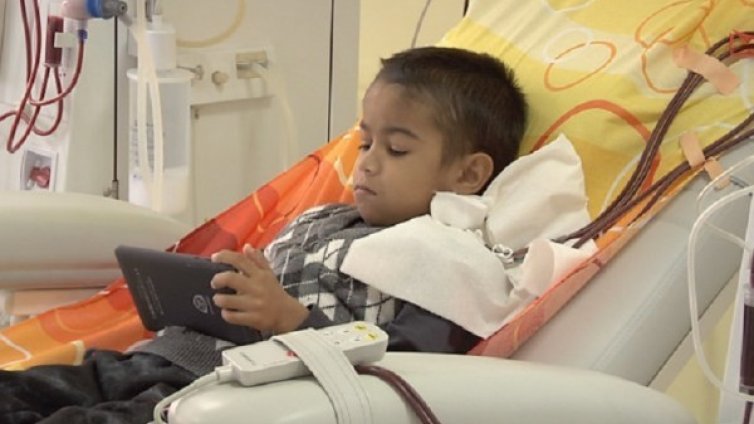 Малкият Байрям спешно пътува с линейка до Германия