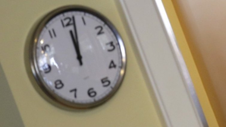 Да настроим часовниците: Местим стрелката с час напред