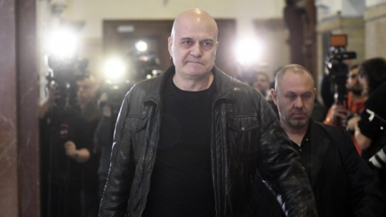 Аз. Нали. Ви. Казах. Имате 2 седмици! Вие, политици и ти, аптекарю...