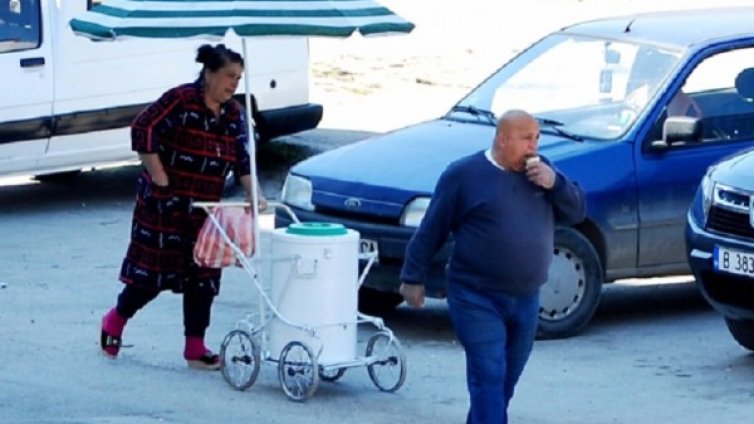 Мургава продавачка из Варна с бака сладолед на колела