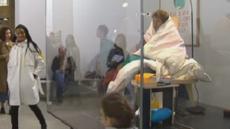 Ексцентрик заживя в музей, мъти яйца във витрина
