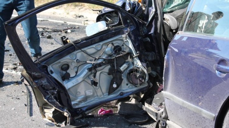 Кола се вряза в къща в плевенско село, има жертва