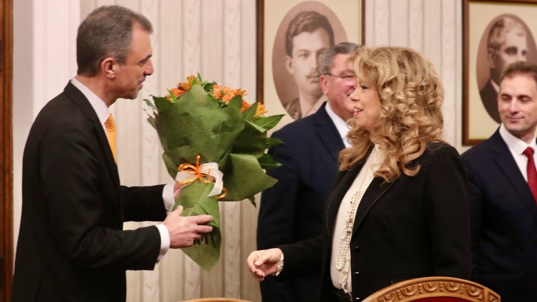 АПС с букет цветя при Йотова, обединиха се около кандидатурата на Гюров СНИМКИ